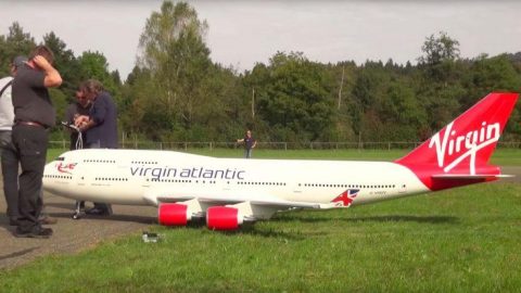 18-Foot Long RC Jumbo-Jet Actually Manages To Launch | Frontline Videos