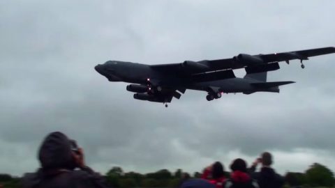 These Folks Were Treated To An Absolutely Screaming B-52 Approach | Frontline Videos