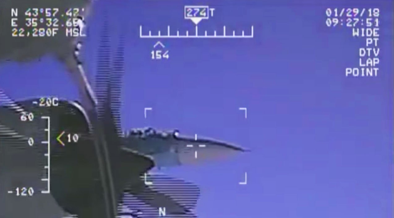Перехват управления 2 ютуб. Перехват управления спутником. Видео манёвров Су-27. Знаки при перехвате самолёта. Система оптикой разведки Су 35.