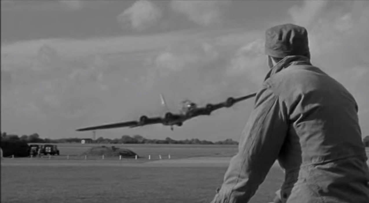 B-17 Pilot Takes Aircraft Low To The Ground During Flyby | Frontline Videos