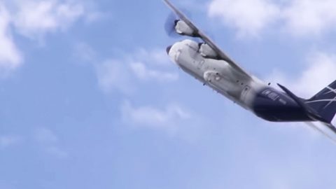 Pilot Goes Upside Down Displaying New LM-100J Super Hercules | Frontline Videos