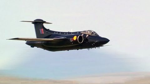 Blackburn Buccaneer – Rare Nuclear Bomber Pulls Off Low Flyby | Frontline Videos