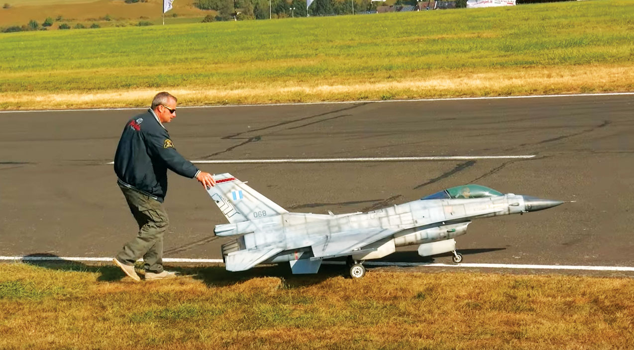 This Giant Rc F-16 Fighting Falcon Looks Incredibly Real And It’s ...