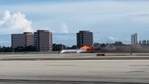 Cell Phone Video Captures Jetliner Crash Landing In Miami | Frontline Videos