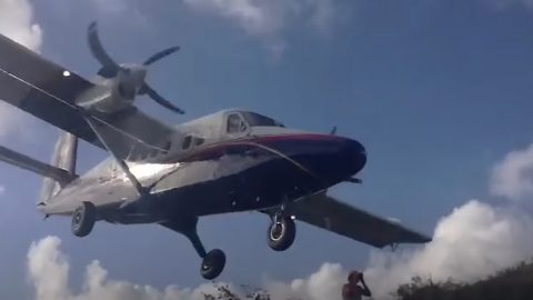 Plane Grazes Head Of Spectator In St. Barth | Frontline Videos