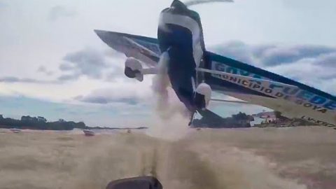 Plane Nearly Hits Boaters | Frontline Videos