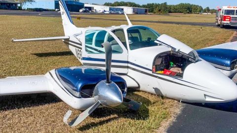 Beech Baron destroyed after landing gear retracts during takeoff roll | Frontline Videos