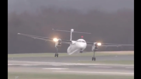 Dash 8 landing in a heavy crosswind | Frontline Videos