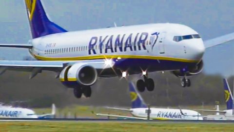 Pilot Uses Reverse Thrust Too Early | Frontline Videos