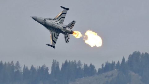 Fighter Jet Engine Malfunctions Mid-Air | Frontline Videos